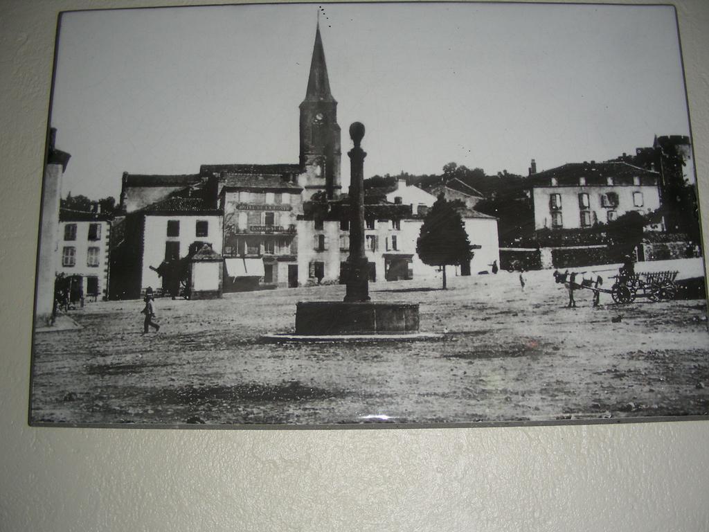 Logis Hotel Restaurant De La Poste Pontgibaud Buitenkant foto