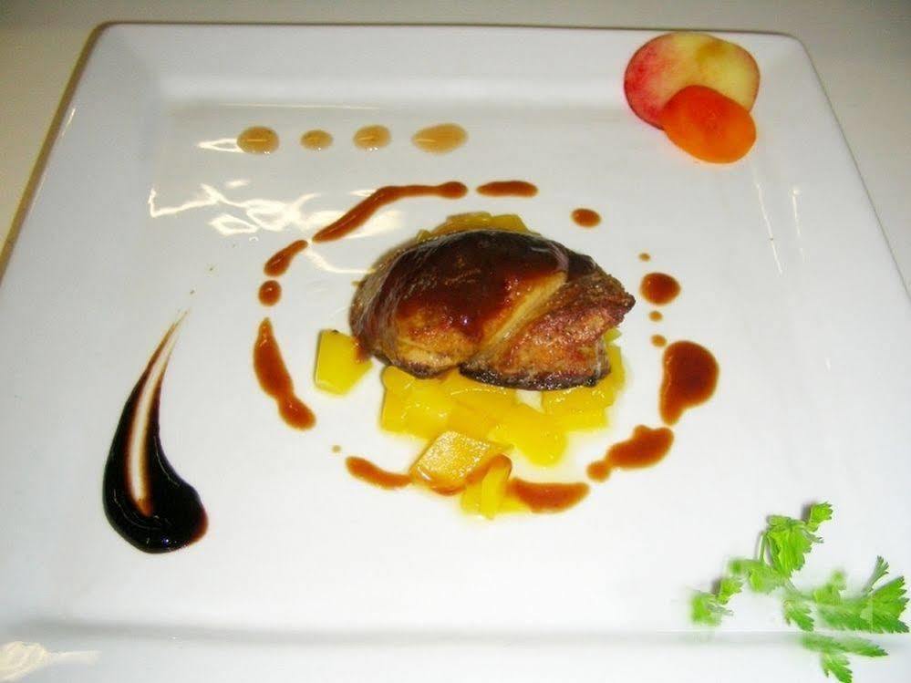 Logis Hotel Restaurant De La Poste Pontgibaud Buitenkant foto