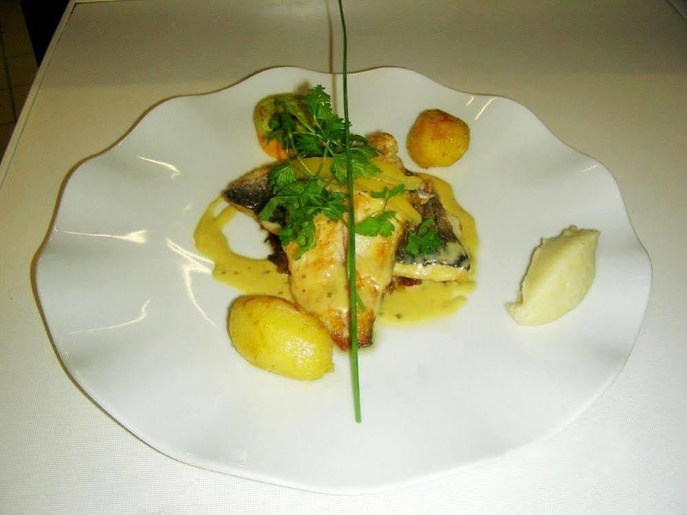 Logis Hotel Restaurant De La Poste Pontgibaud Buitenkant foto