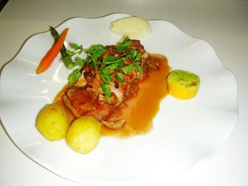 Logis Hotel Restaurant De La Poste Pontgibaud Buitenkant foto