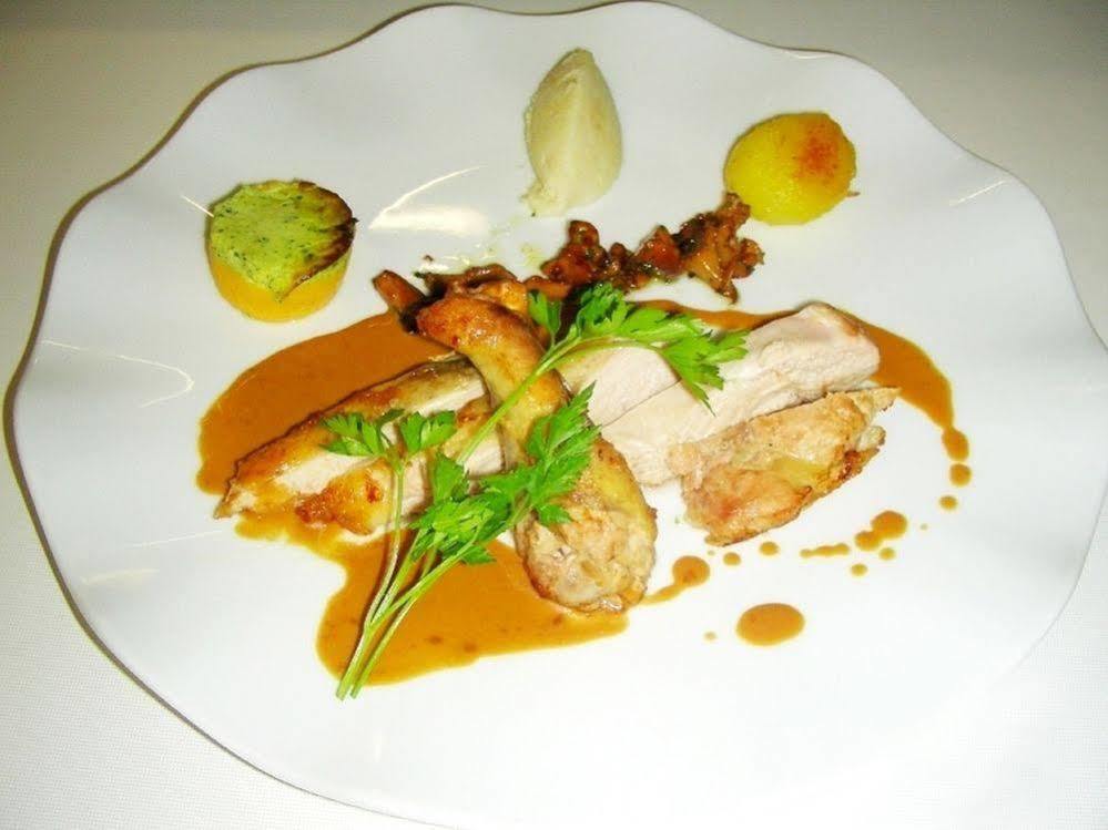 Logis Hotel Restaurant De La Poste Pontgibaud Buitenkant foto