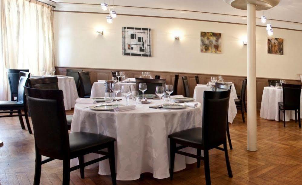 Logis Hotel Restaurant De La Poste Pontgibaud Buitenkant foto