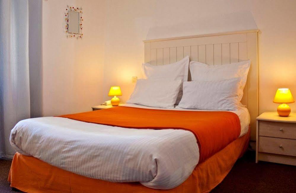 Logis Hotel Restaurant De La Poste Pontgibaud Buitenkant foto