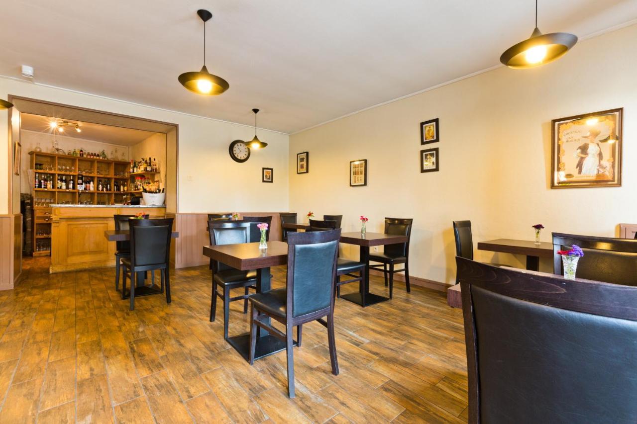 Logis Hotel Restaurant De La Poste Pontgibaud Buitenkant foto
